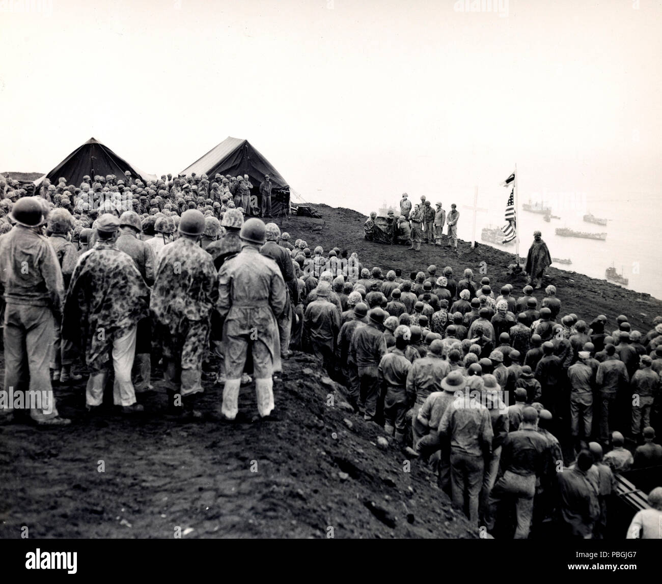 Am Ostermorgen, der gleiche Tag, amerikanische Truppen in Okinawa, saiors, Marines und Soldaten hören Sie Dienste auf einem Vulkan auf Iwo Jima, Mount Suribachi Stockfoto