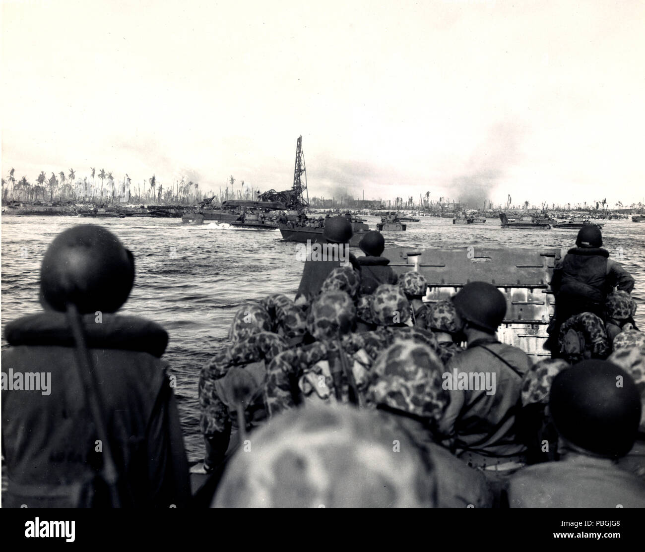 Nach Tagen der Naval Bombardierung, marines bereiten auf einen Strand auf Kwajalein Atoll der Marshallinseln zu landen Stockfoto