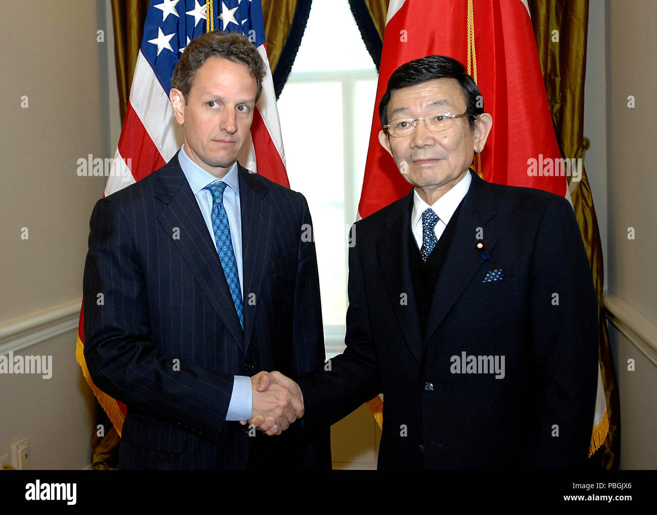 Am 24. April 2009, Geithner führte eine bilaterale Treffen im Treasury mit japanischen Finanzminister Yosano. Stockfoto