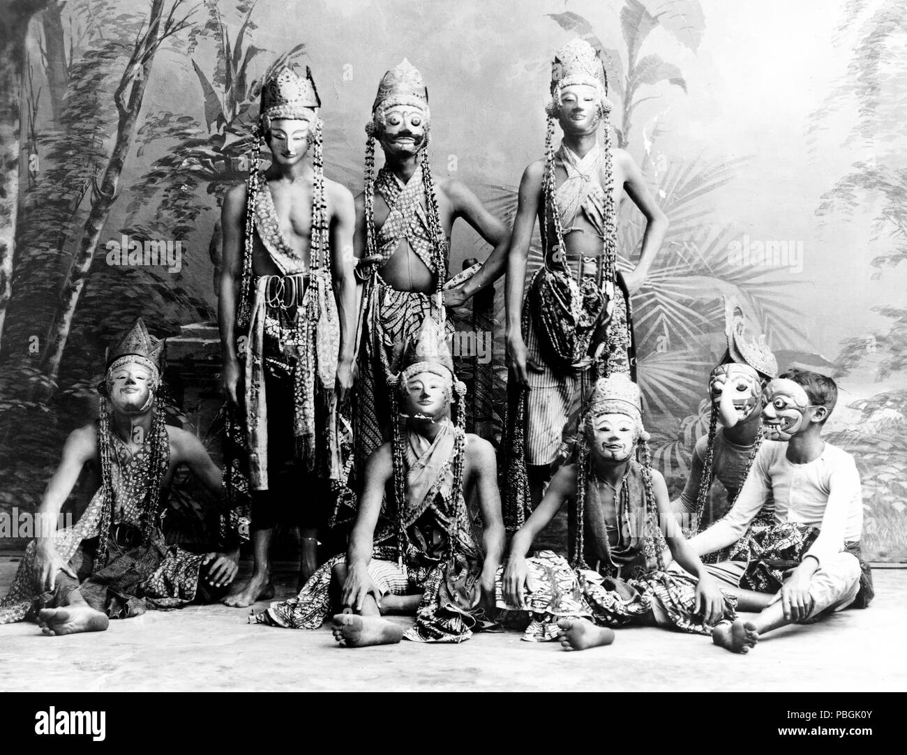 Maskierte Männer des Theaters, die in Topéing, Java, Indonesien 1900-1923 Stockfoto