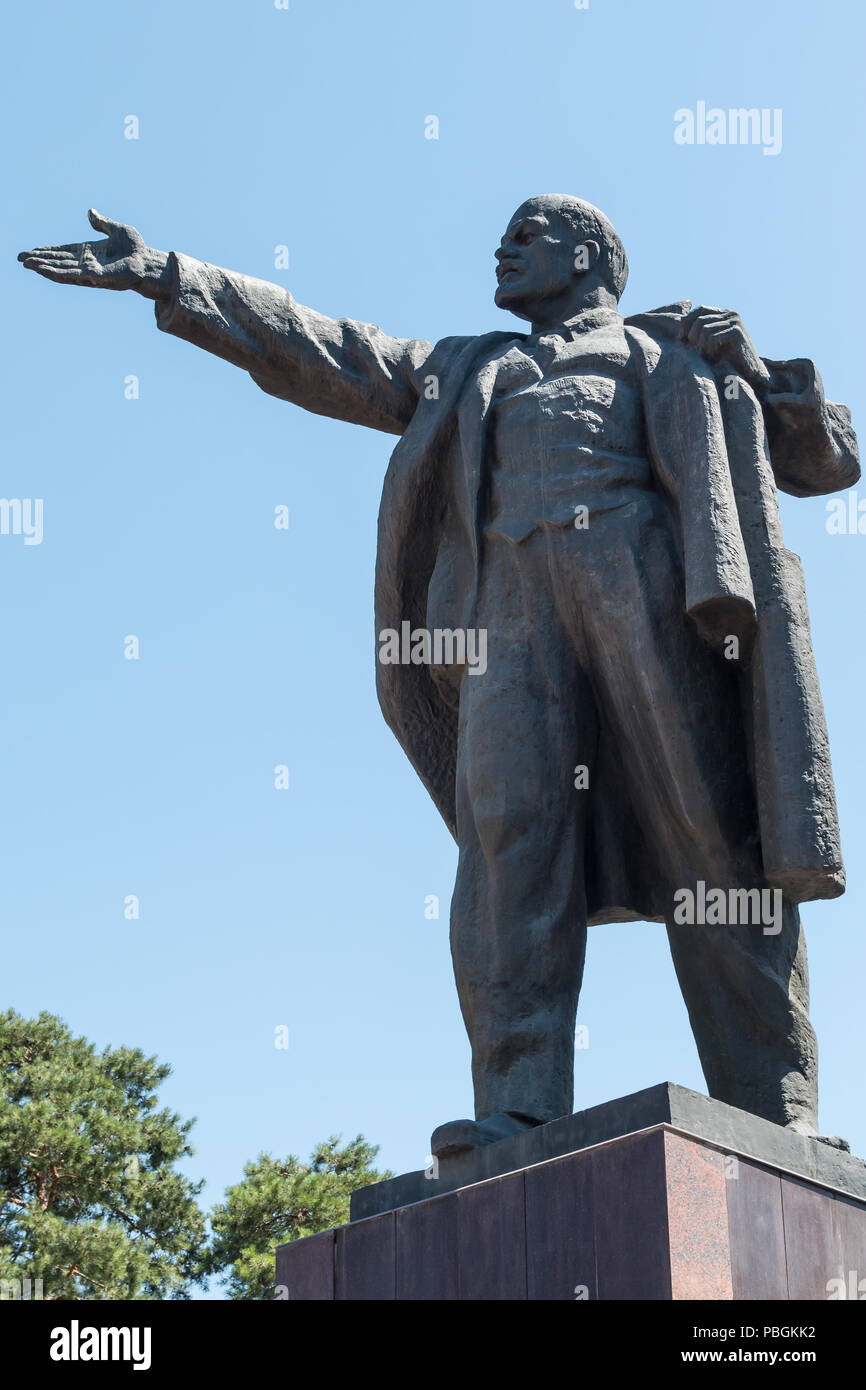 Statue von Wladimir Lenin (Wladimir Iljitsch Uljanov) hinter Ala Zu quadratisch in Bischkek, die Hauptstadt von Kirgistan. Stockfoto