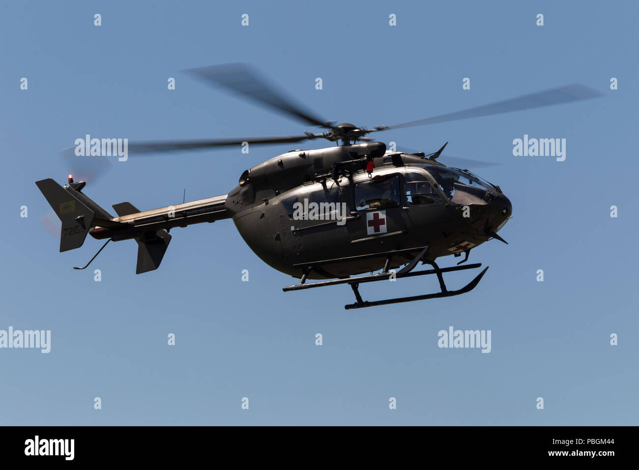 Ein Kalifornien Army National Guard UH-72A Lakota Hubschrauber steigt auf eine helibase in Sutter Creek, Kalifornien, Samstag, 14. April 2018, während der interagency Aircrew Training mit cal Feuer zu landen. Cal Guard helicopter Besatzungen und support Personal versammelt für drei Tage der Gemeinsamen wildfire Aviation Training für erhöhten Feuer Aktivität im Sommer und Herbst vorzubereiten. (U.S. Air National Guard Foto von älteren Flieger Crystal Housman) Stockfoto