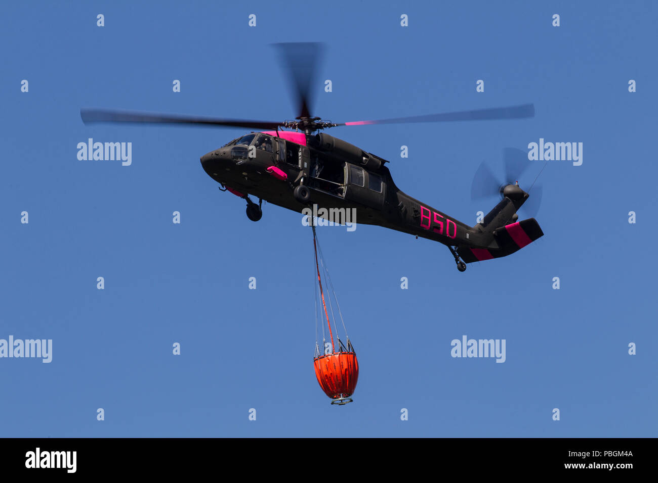 Ein Army National Guard UH-60 Black Hawk Helikopter fliegt über Pardee Reservoir, in Ione, Kalifornien, Samstag, 14. April 2018, während der interagency Aircrew Training mit cal Feuer. Cal Guard helicopter Besatzungen und support Personal versammelt für drei Tage der Gemeinsamen wildfire Aviation Training für erhöhten Feuer Aktivität im Sommer und Herbst vorzubereiten. (U.S. Air National Guard Foto von älteren Flieger Crystal Housman) Stockfoto