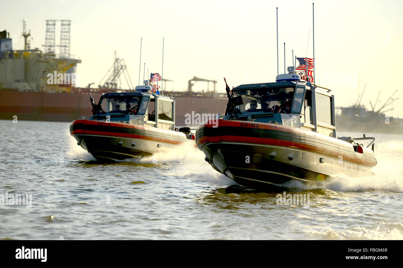 Boot Besatzungen aus Coast Guard Station Houston Durchführung der Schulung im Bereich Strafverfolgung auf der 29-Fuß-Antwort Boote - Kleine am 22. März 2018 in der Nähe von Houston Ship Channel Kemah, Texas. Schulung im Bereich Strafverfolgung stellt sicher, dass die Mitglieder der Betriebsbereitschaft zu halten. U.S. Coast Guard Foto von Petty Officer 3. Klasse Johanna Strickland. Stockfoto