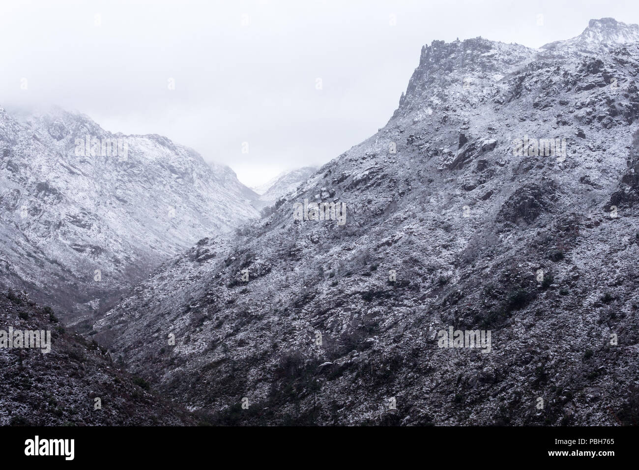 Schnee über dem Gipfel der Bergkette, PNPG Geres, Parque Nacional Peneda - Geres, Portugal, Blick Richtung Leonte Mountain Pass Stockfoto