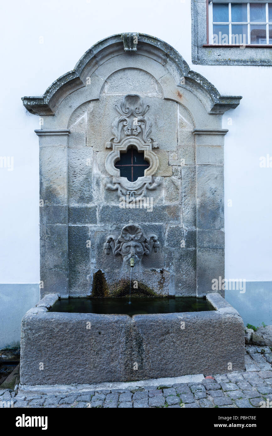 Fonte do Mono, Monsanto, Beira Baixa, Portugal. Brunnen im Dorf Straße Stockfoto