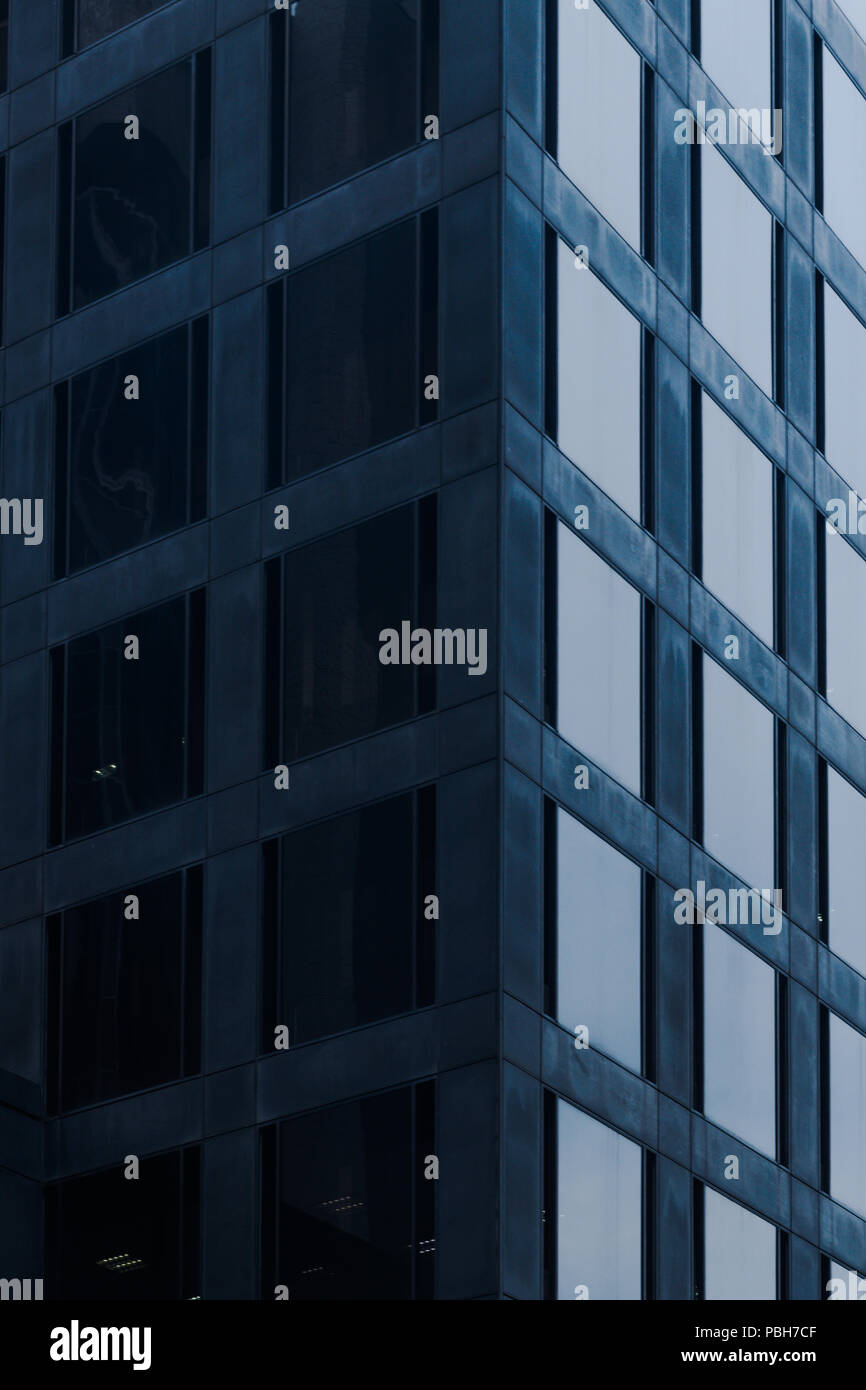Square office Windows in dem Gebäude Ecke mit leichten Schatten Stockfoto