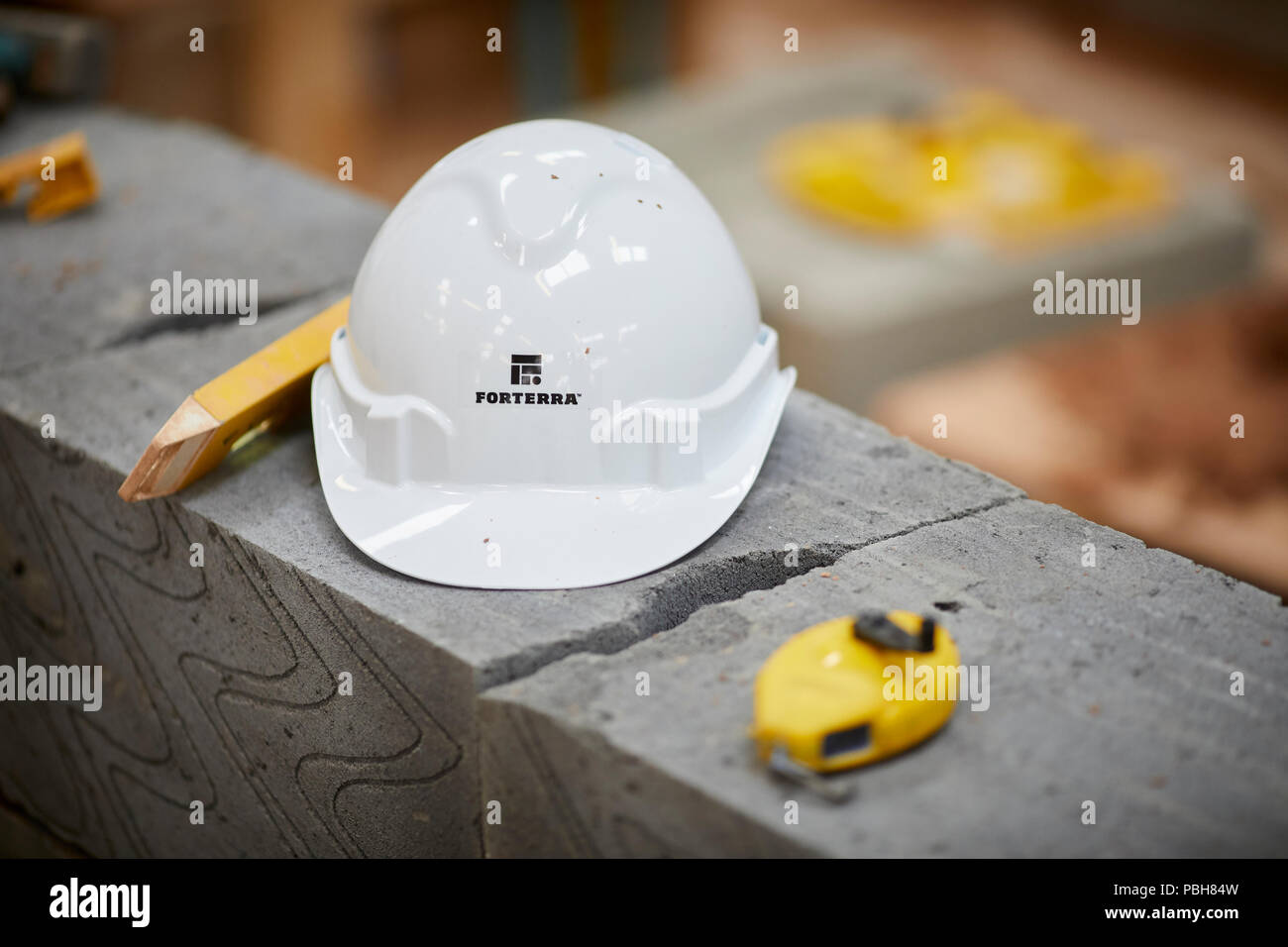 Werkzeuge des Handels für Bauunternehmer, Maurer, homebuilders. harten Hut Sicherheitsausrüstung Stockfoto
