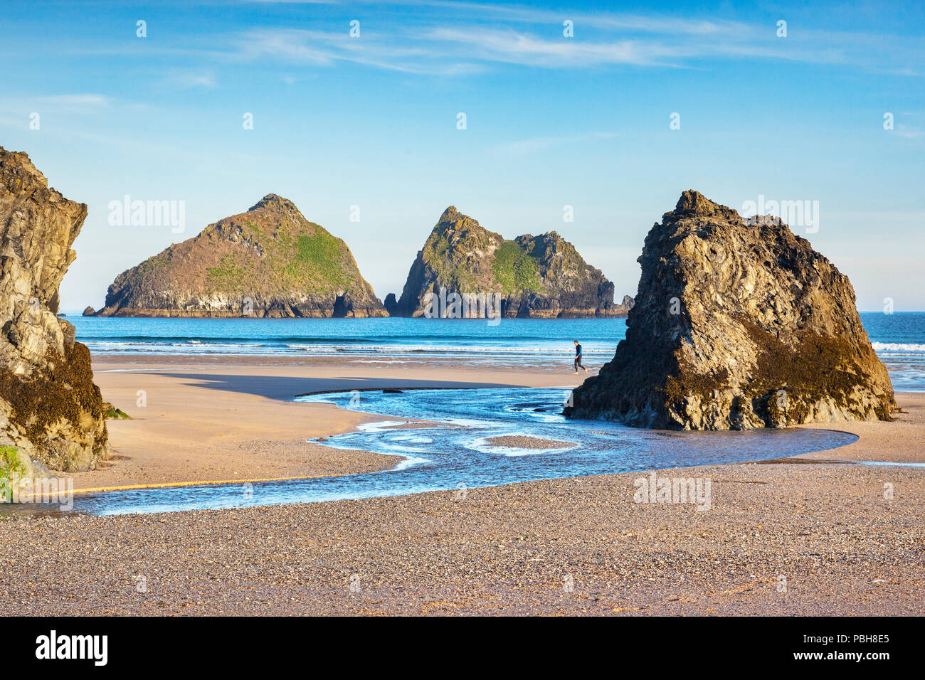 24. Juni 2018: Holywell, Cornwall, Großbritannien - Felsen auf Holywell Strand, mit Blick über die Carters Felsen, Cornwall, UK. Stockfoto