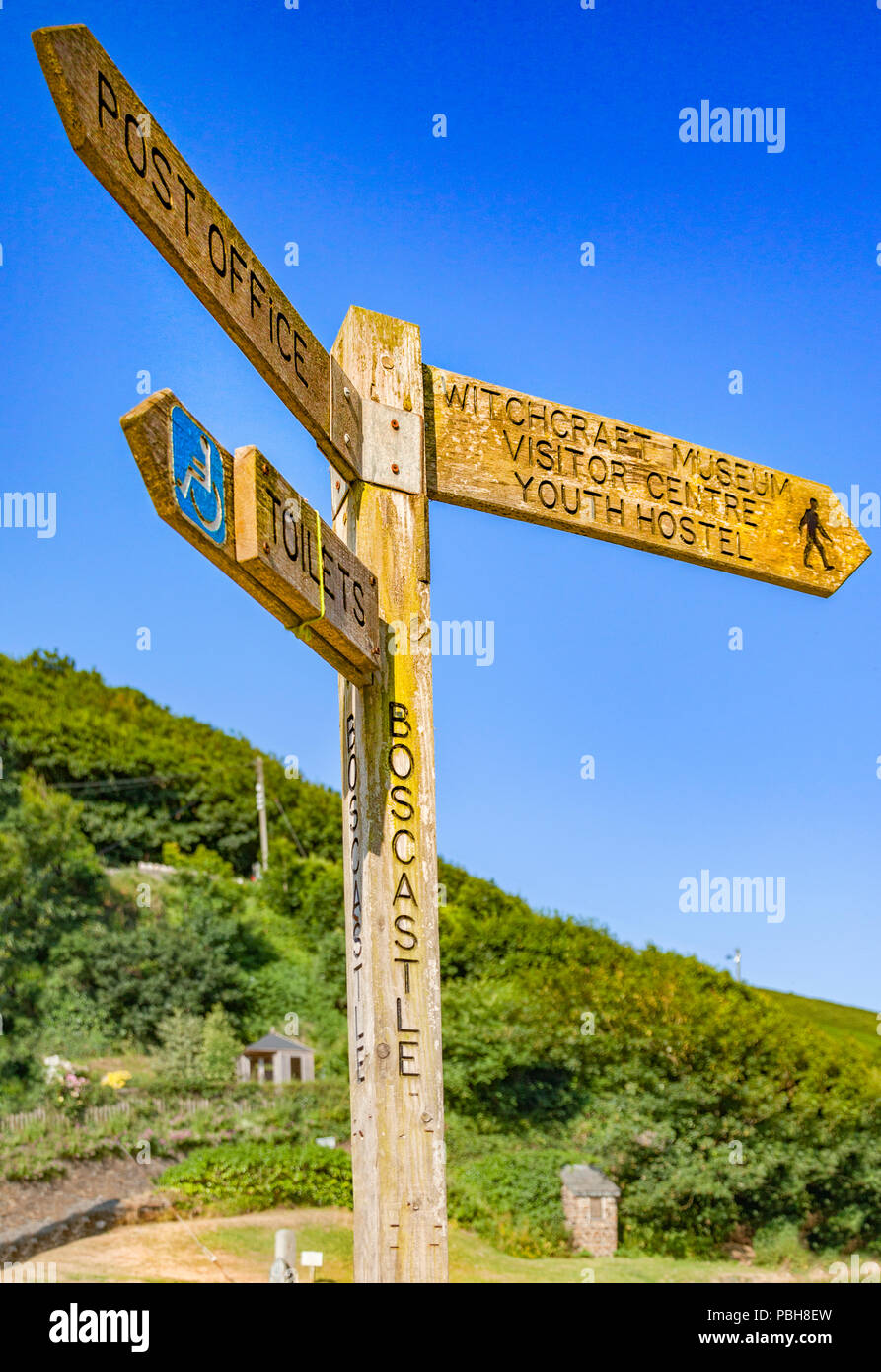 Wegweiser für die Attraktionen von Boscastle, zeigen auf Hexerei Museum, das Besucherzentrum und Jugendherberge. Stockfoto