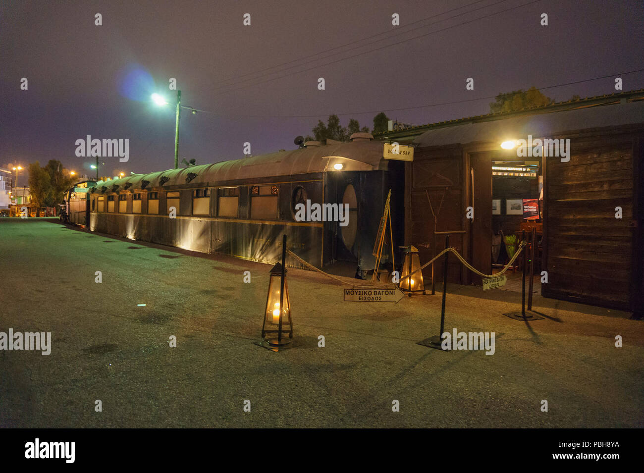 Restaurant auf dem Dach des Wagens, Athen ist ein restauriertes vor dem Krieg Speisewagen, der ein Restaurant. Gäste können eine Mahlzeit in der authentischen, Romantisch geniessen. Stockfoto