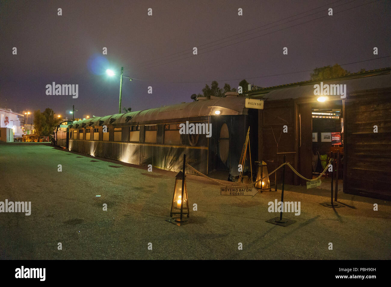 Restaurant auf dem Dach des Wagens, Athen ist ein restauriertes vor dem Krieg Speisewagen, der ein Restaurant. Gäste können eine Mahlzeit in der authentischen, Romantisch geniessen. Stockfoto