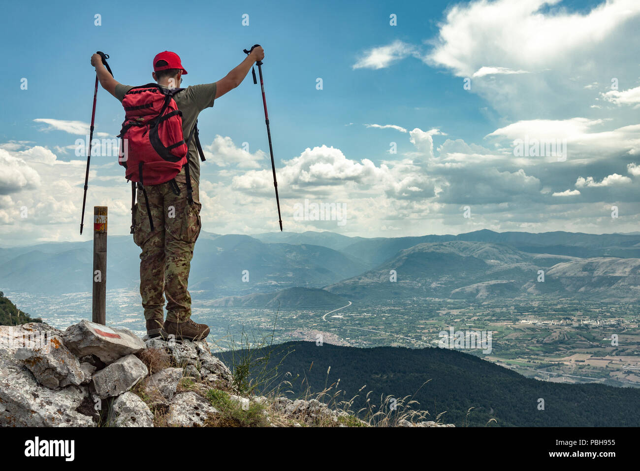 Junge trekker im Berg, Abruzzen Stockfoto