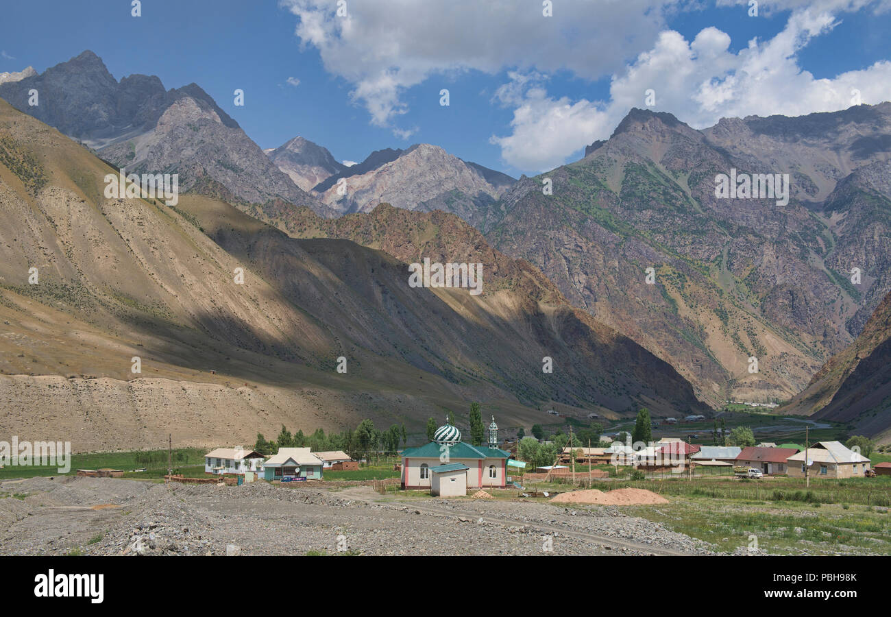 Kyzyl Chara Dorf auf den Höhen von Alay route, Alay, Kirgisistan Stockfoto