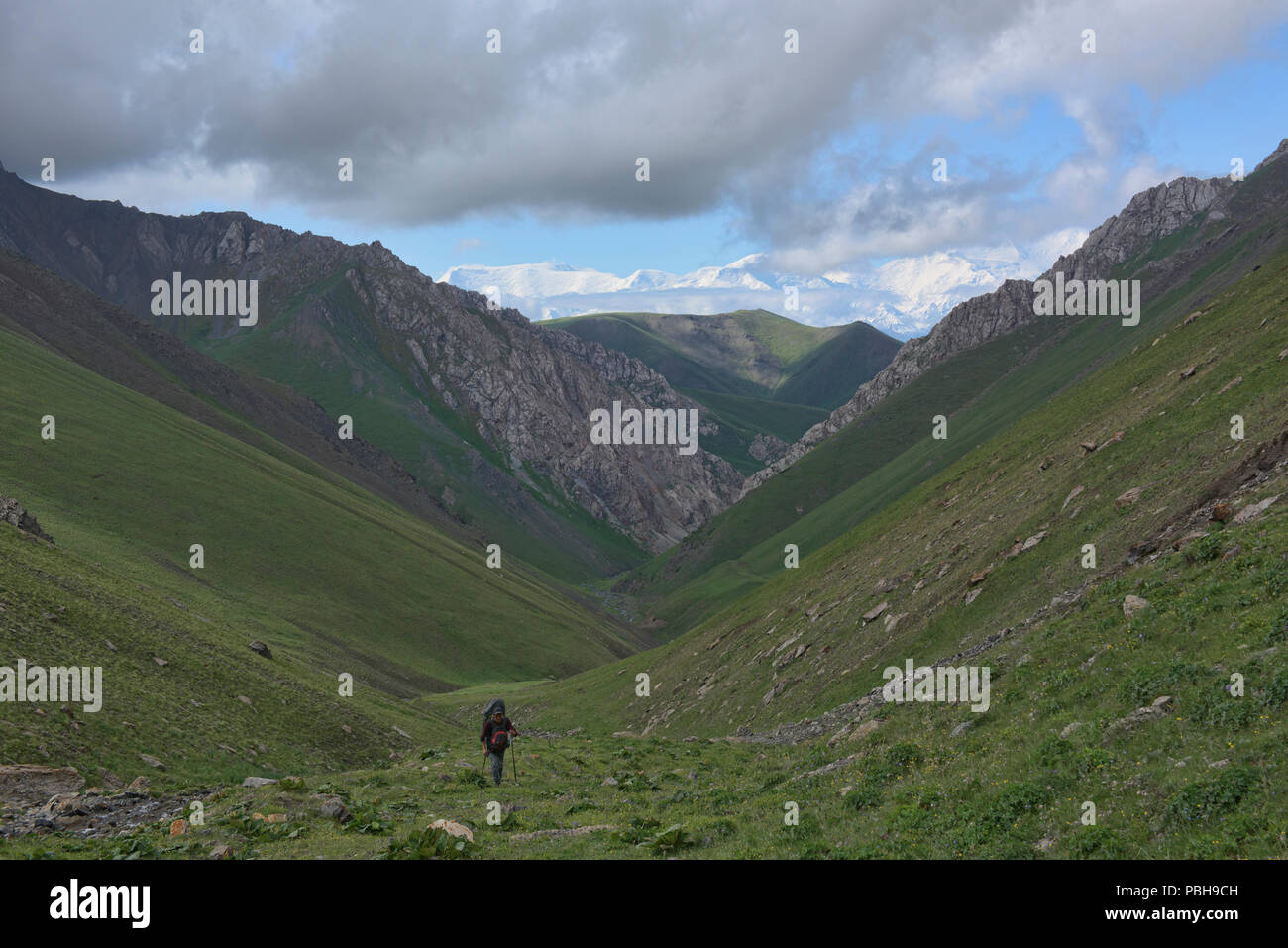 Blick auf 7.000 Meter Peak Lenin und die hohen pamir auf der epischen Höhen von Alay route, Alay, Kirgisistan Stockfoto