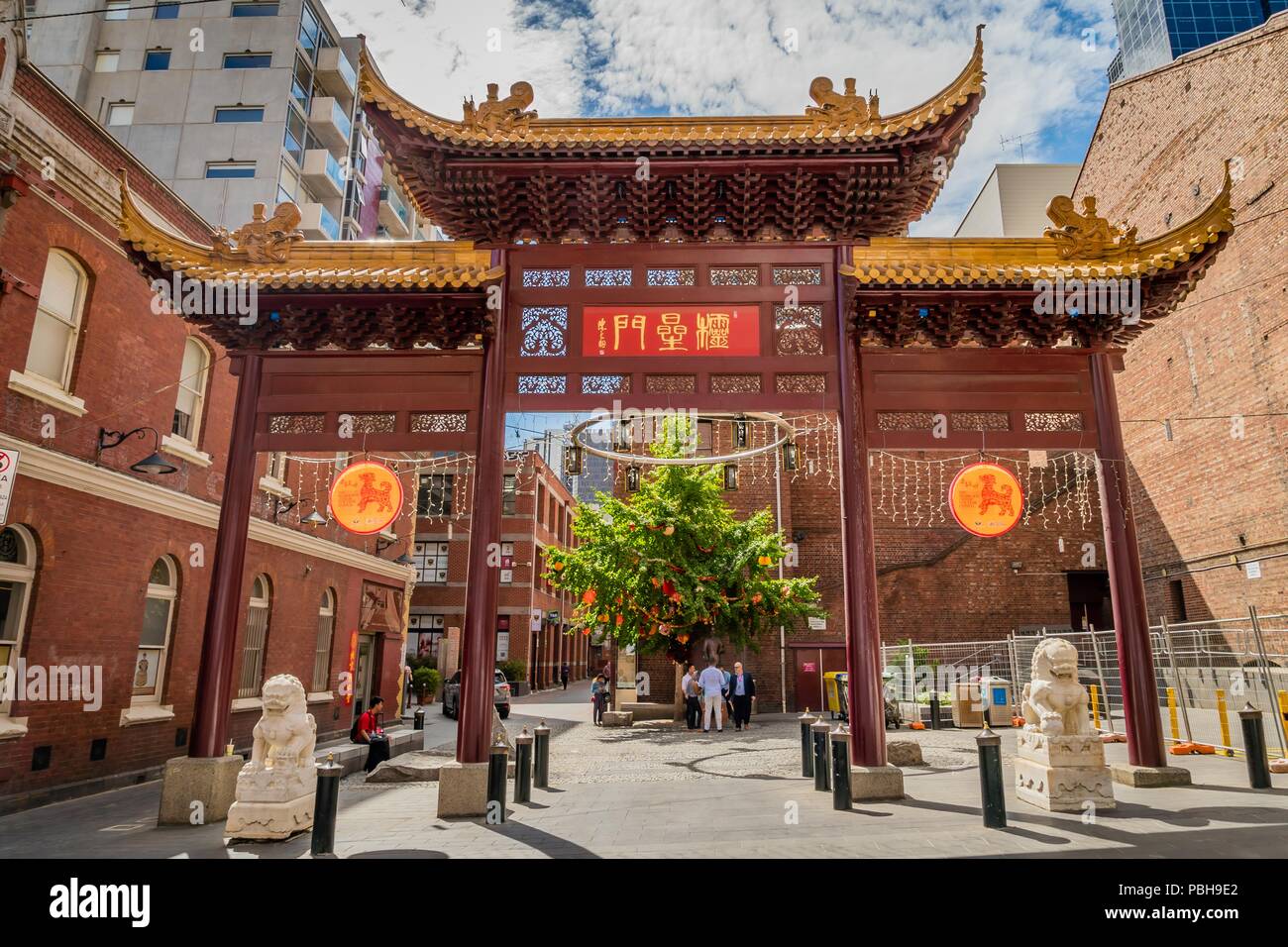 Mit Blick auf den Himmel Torbogen in Melbourne, Victoria, Australien, im Sommer Stockfoto