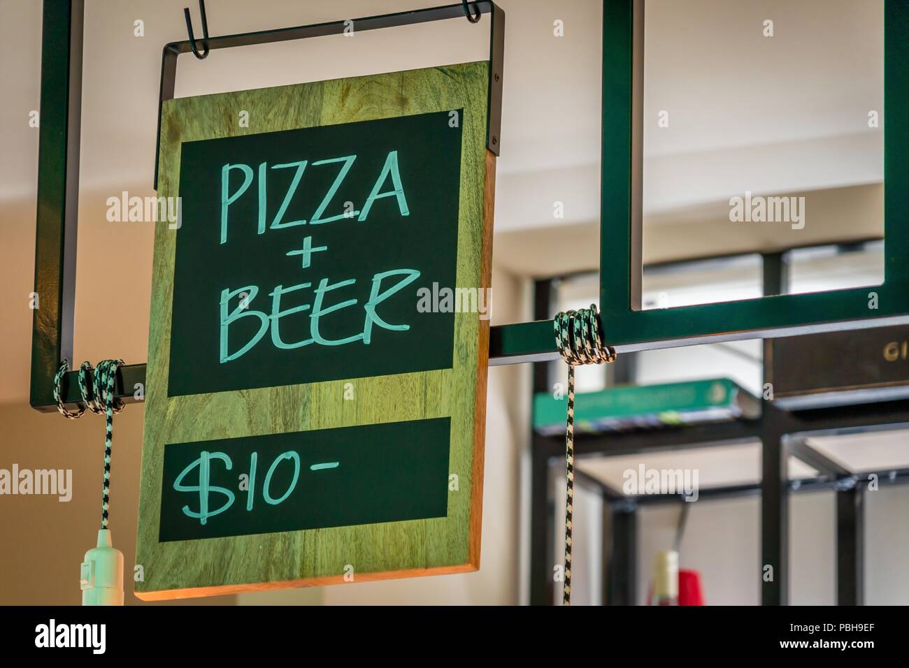 Pizza und Bier für 10 Dollar Zeichen Stockfoto