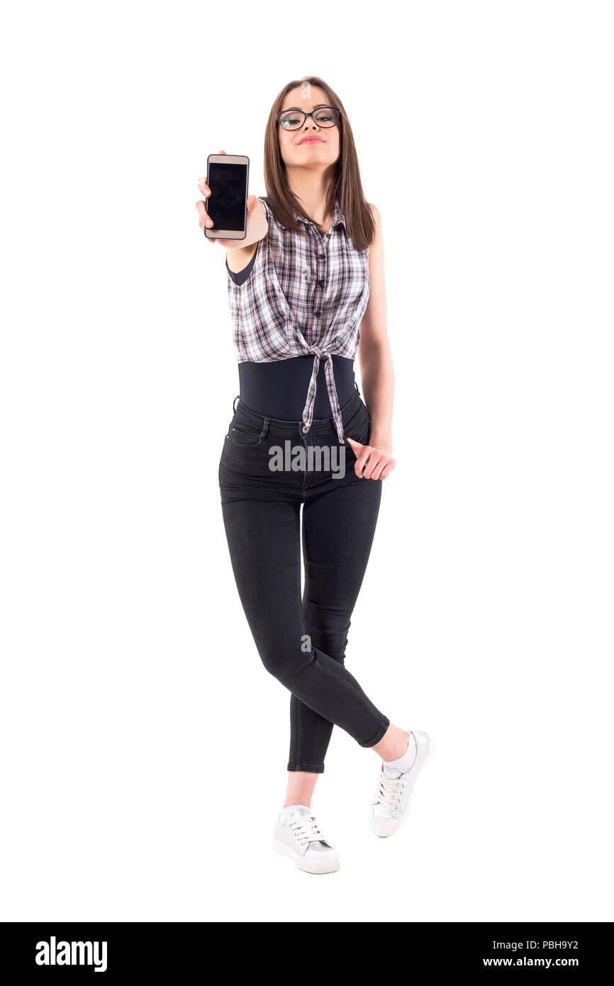 Tausendjährige hipster junge Teenager Frau, leeren Bildschirm des Smartphones an der Kamera. Voller Körper auf weißem Hintergrund. Stockfoto