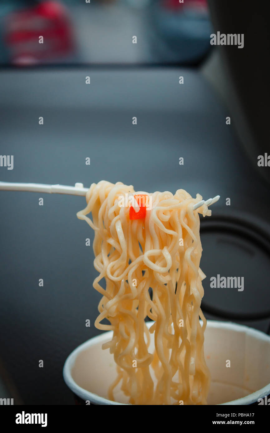 Leckere Nudeln selektiven Fokus, asiatische Mahlzeit auf dem Auto, Junk food Konzept. Stockfoto