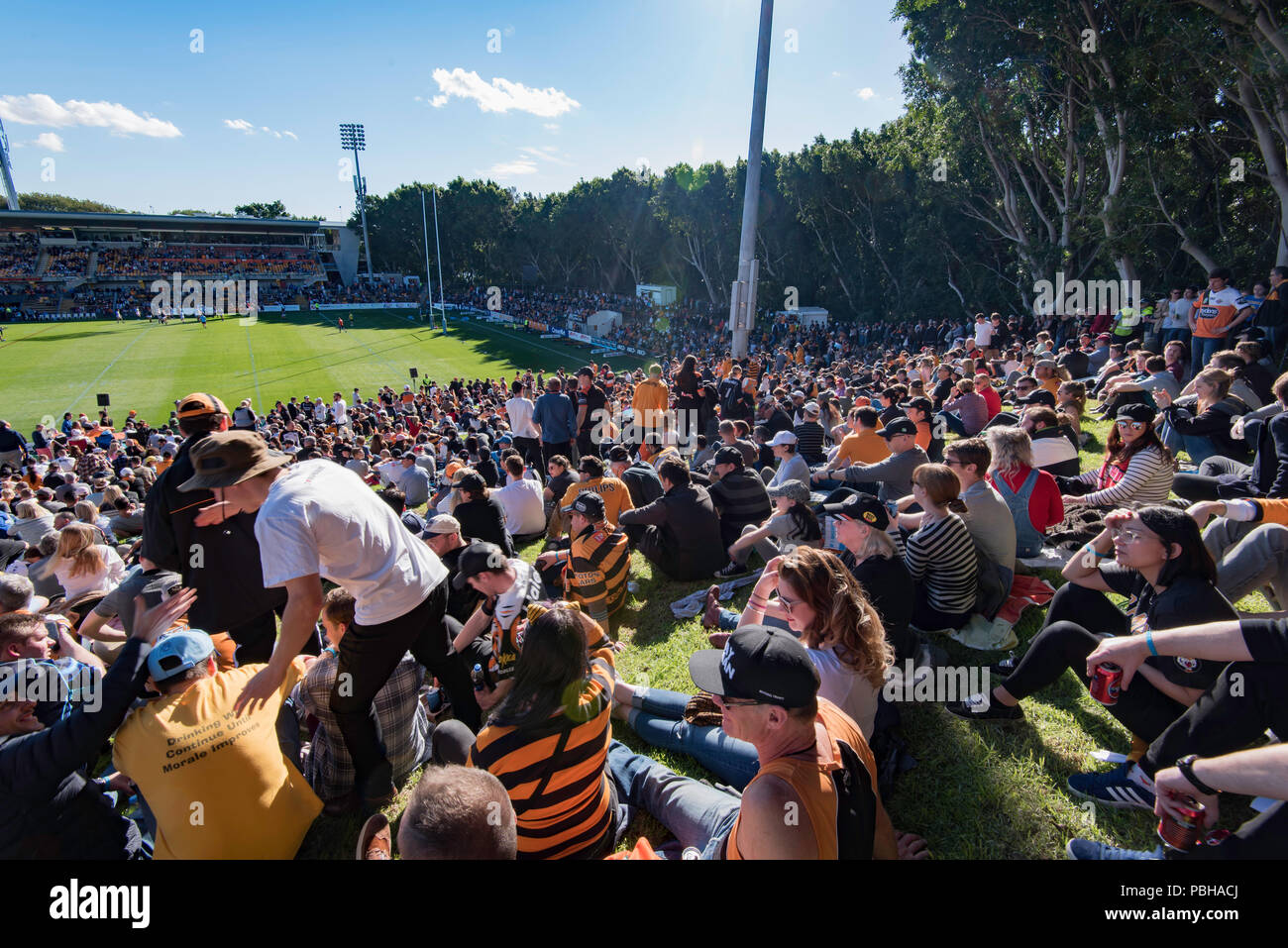 Runde 16 der NRL Jahreszeit sah WestsTigers nehmen auf den Gold Coast Titans an Sydney Leichhardts Oval vor einer in der Nähe Kapazität Masse der Tiger fans Stockfoto