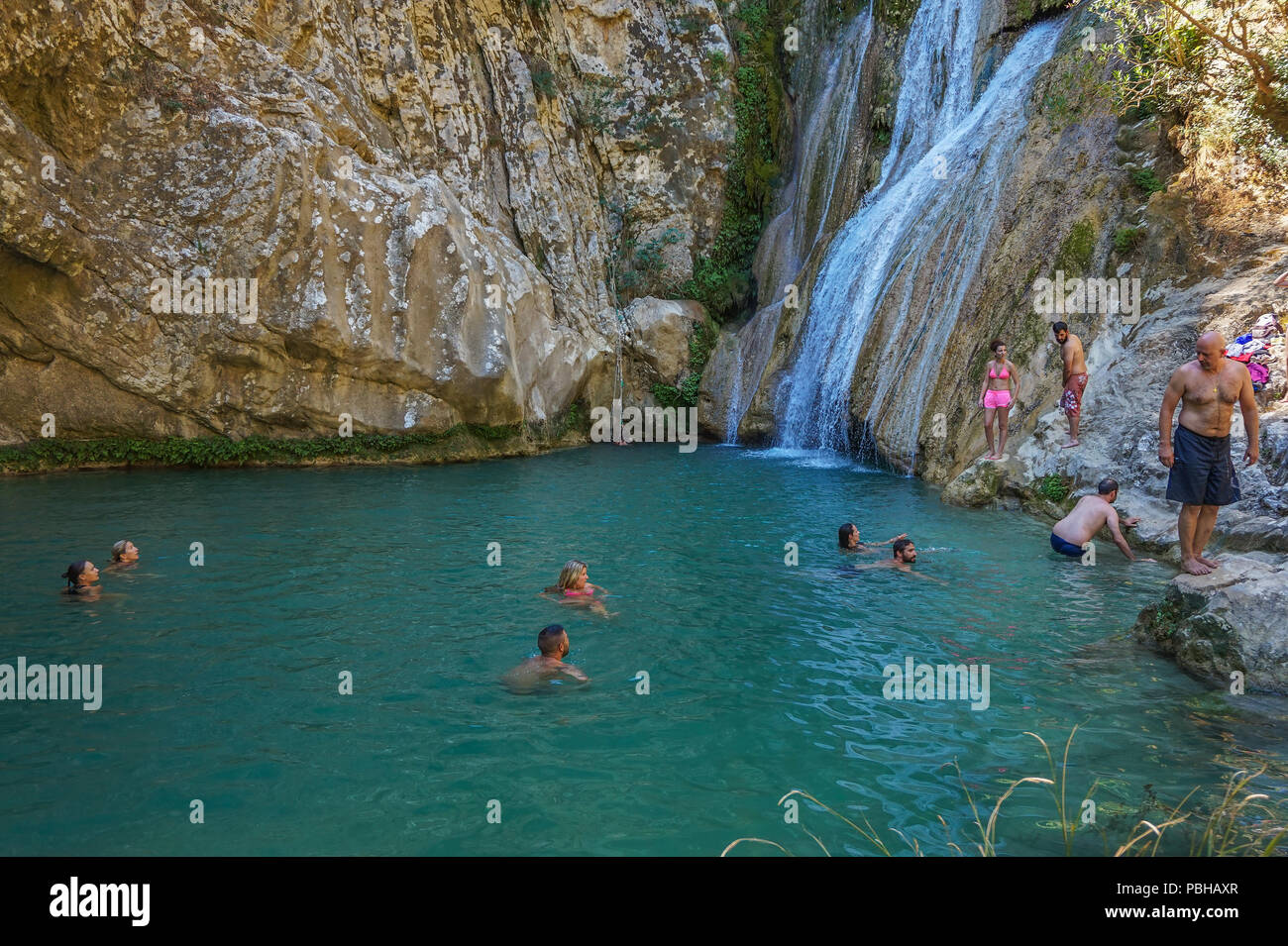 In der Gemeinschaft der Haravgi der Gemeinde von Messina liegt Polylimnio, einem Komplex aus vielen natürlichen Seen. Stockfoto