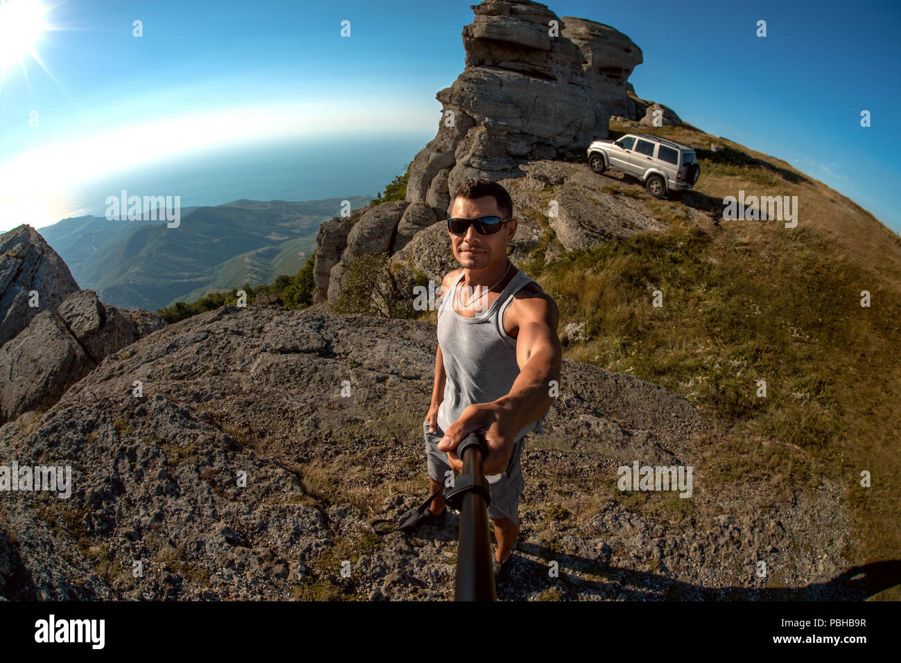 Mann fotografieren selfie auf Berg Hintergrund, aus Reisen - Straße auf dem Auto Konzept, horizontale Foto Stockfoto