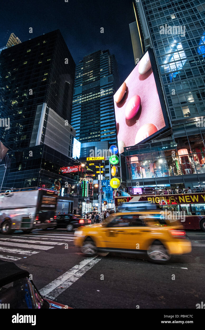 Blurry yellow cab in Time Square in New York. Anzeigen in den Hintergrund. Stockfoto