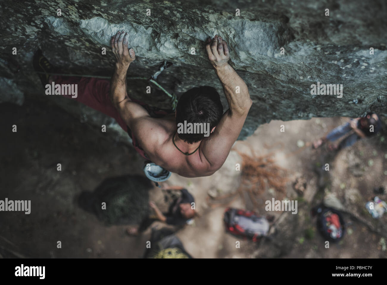 Kletterer an der Wand. Geht mit einem Seil. Stockfoto