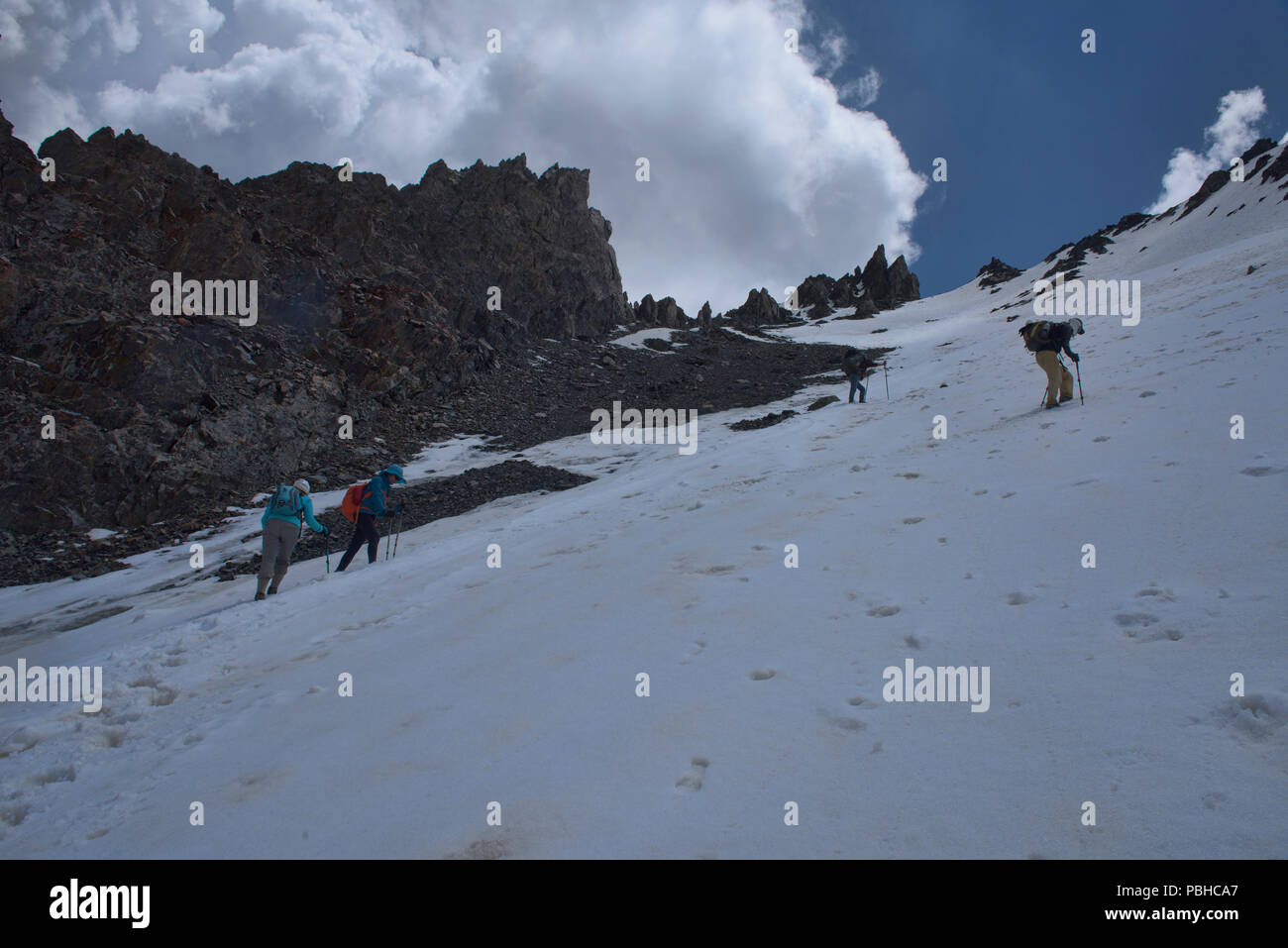 Aufsteigend die Sary Mogul Pass auf der epischen Höhen von Alay trek, Alay, Kirgisistan Stockfoto