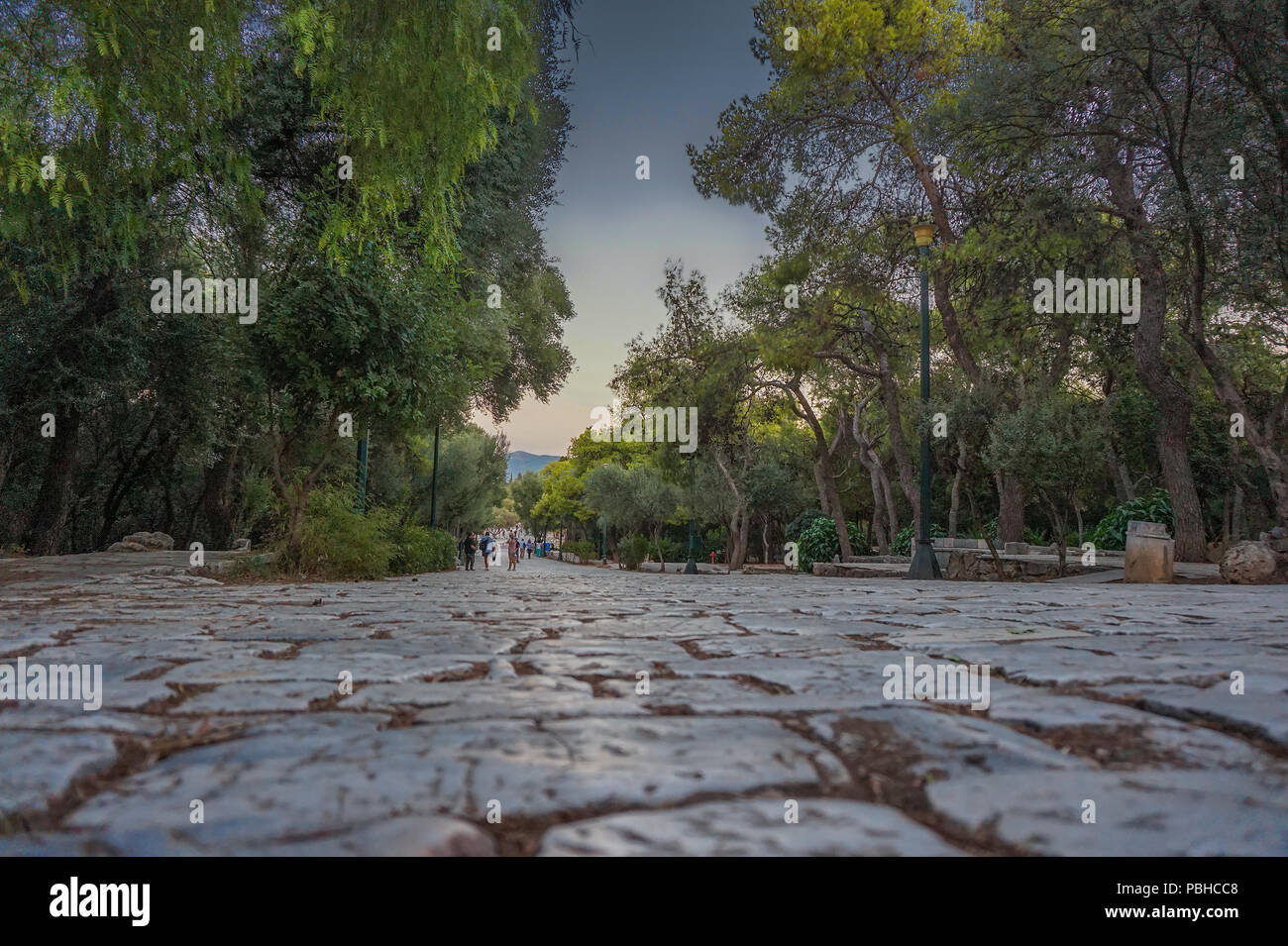 Die gepflasterte Areopagitou Fußgängerzone in Athen, in der Nähe der Akropolis von Athen Stockfoto