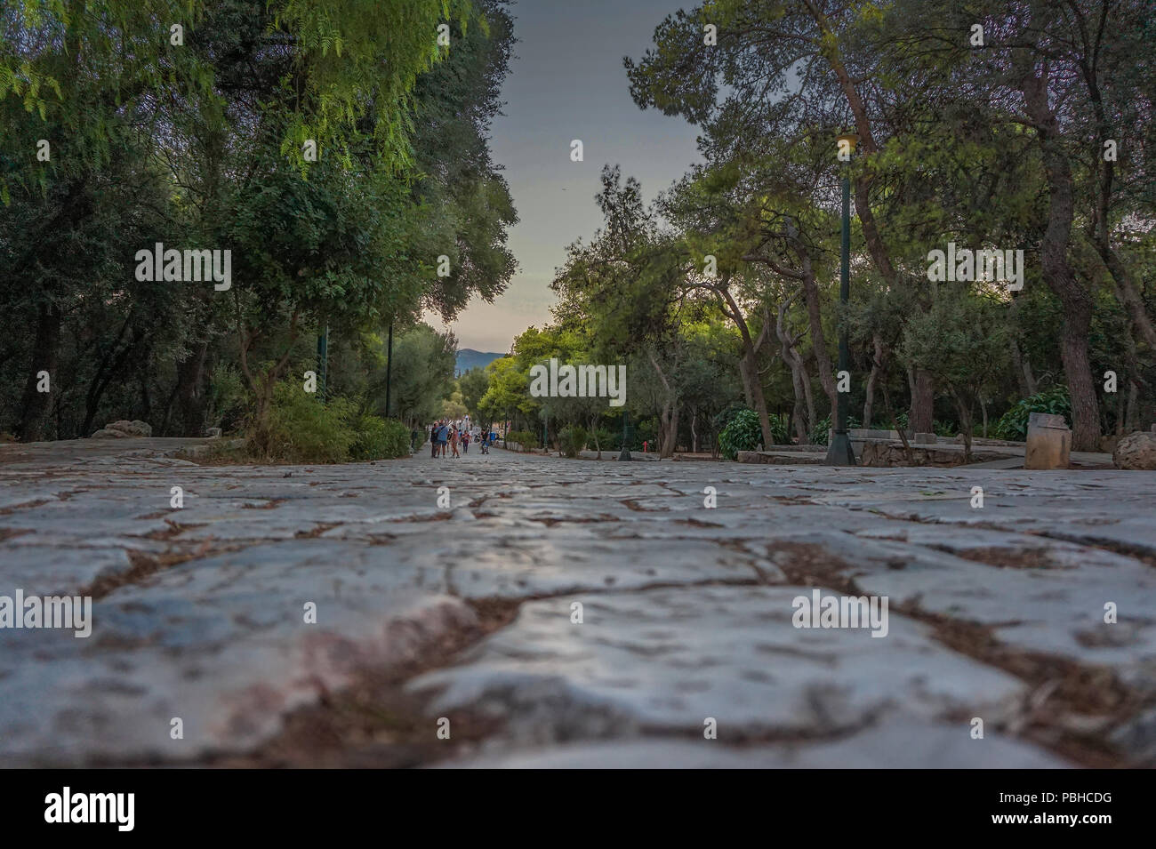 Die gepflasterte Areopagitou Fußgängerzone in Athen, in der Nähe der Akropolis von Athen Stockfoto