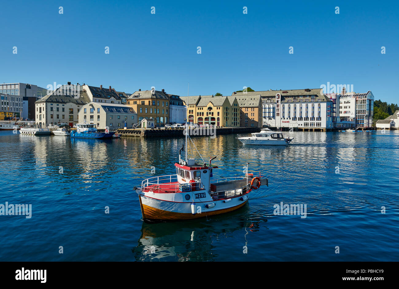 Kleine Fischereifahrzeug im alten Hafen von Ålesund, Norwegen, Europa Stockfoto