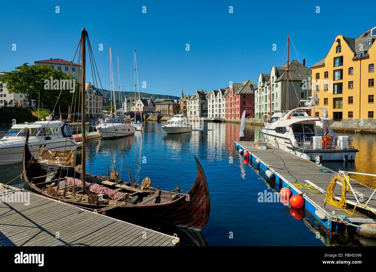 Blick auf den alten Hafen mit historischen Jugendstilgebäude, Ålesund, Norwegen, Europa Stockfoto