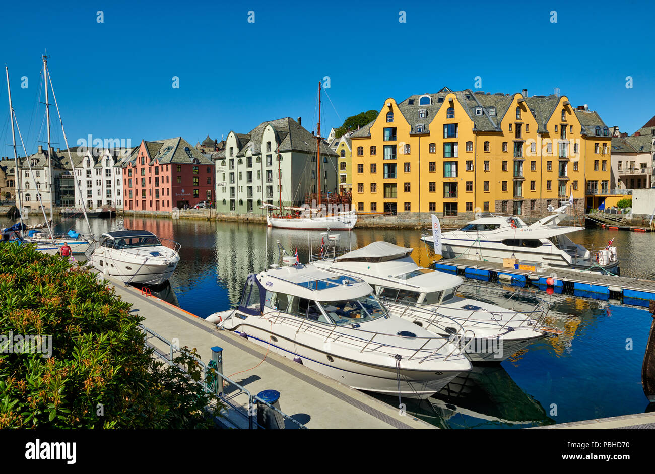 Blick auf den alten Hafen mit historischen Jugendstilgebäude, Ålesund, Norwegen, Europa Stockfoto
