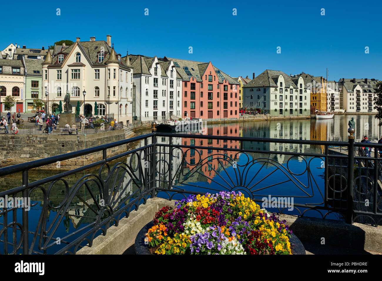 Blick auf den alten Hafen mit historischen Jugendstilgebäude, Ålesund, Norwegen, Europa Stockfoto