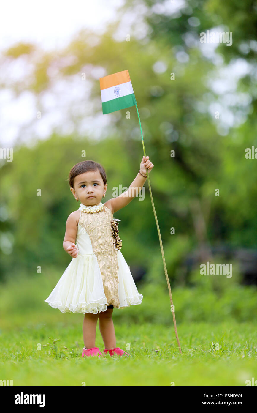 Indisches Mädchen Kind Holding indische Flagge Stockfoto