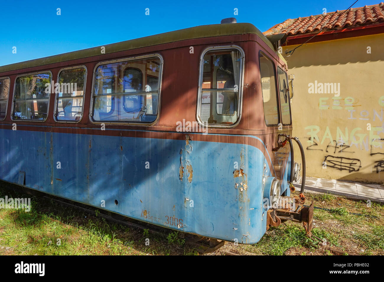 Die alte historische Dampflok der Odontotos Bahn Reisen von diakofto nach Kalavrita, und unter dem Schatten des Helmos Berg. Stockfoto