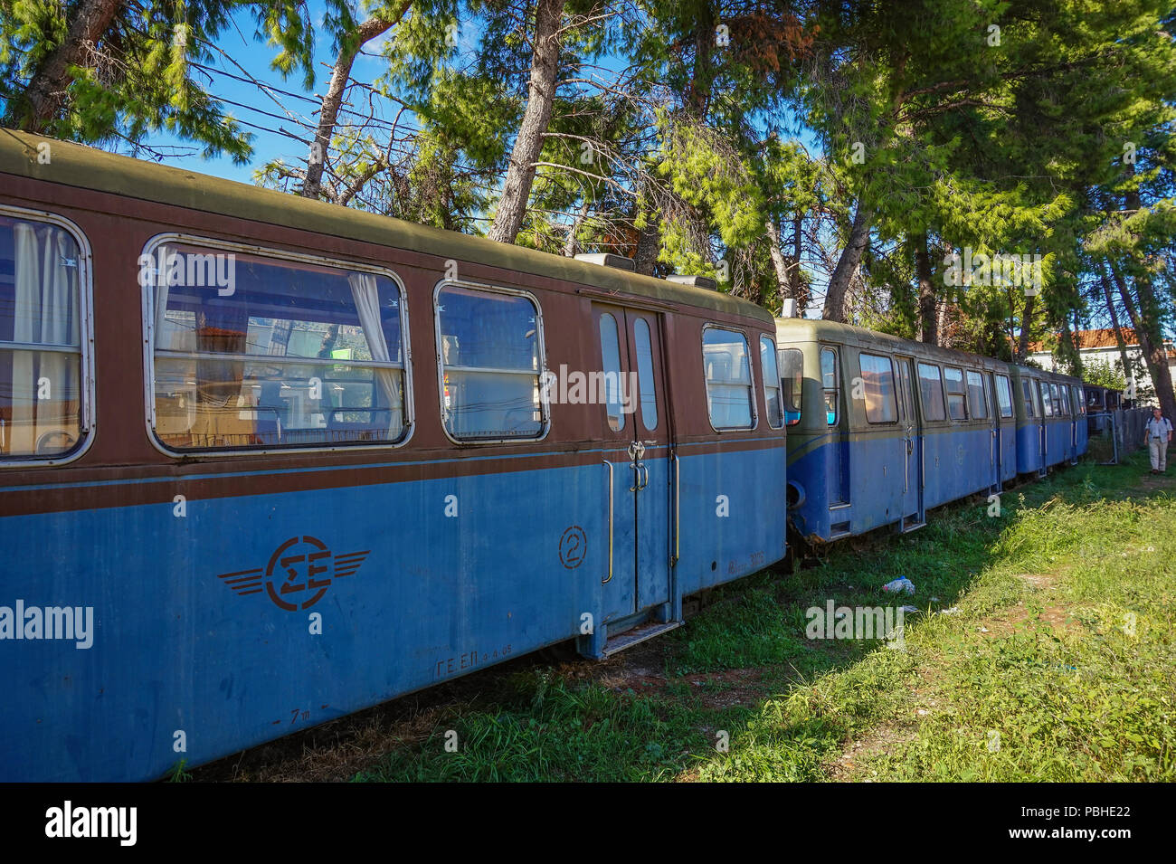 Die alte historische Dampflok der Odontotos Bahn Reisen von diakofto nach Kalavrita, und unter dem Schatten des Helmos Berg. Stockfoto