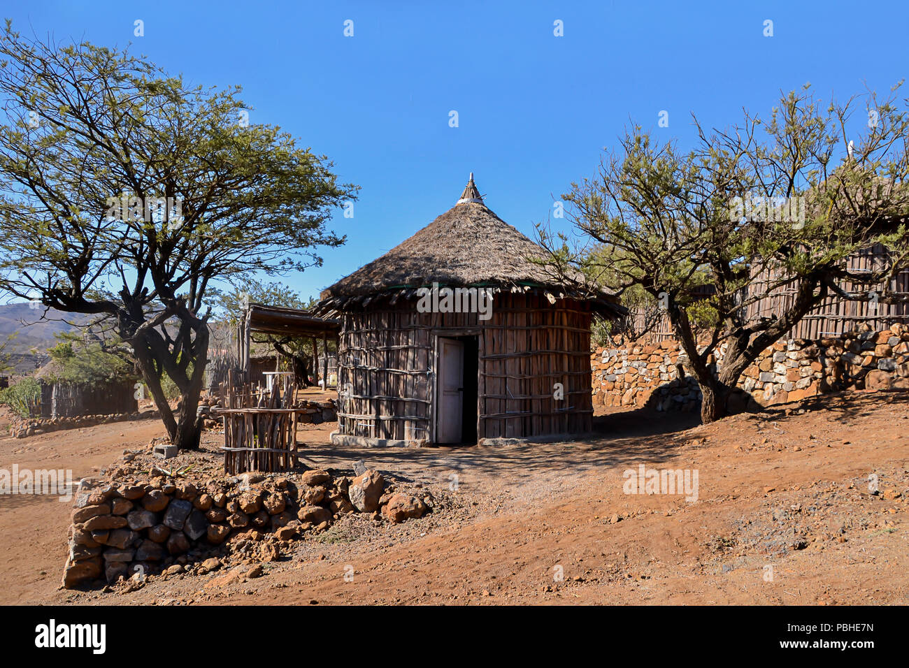 Typische abgerundete Djiboutian Hütten in einem Dorf im nördlichen Dschibuti, Tag Forest National Park (Forêt du Day) im Horn von Afrika Stockfoto
