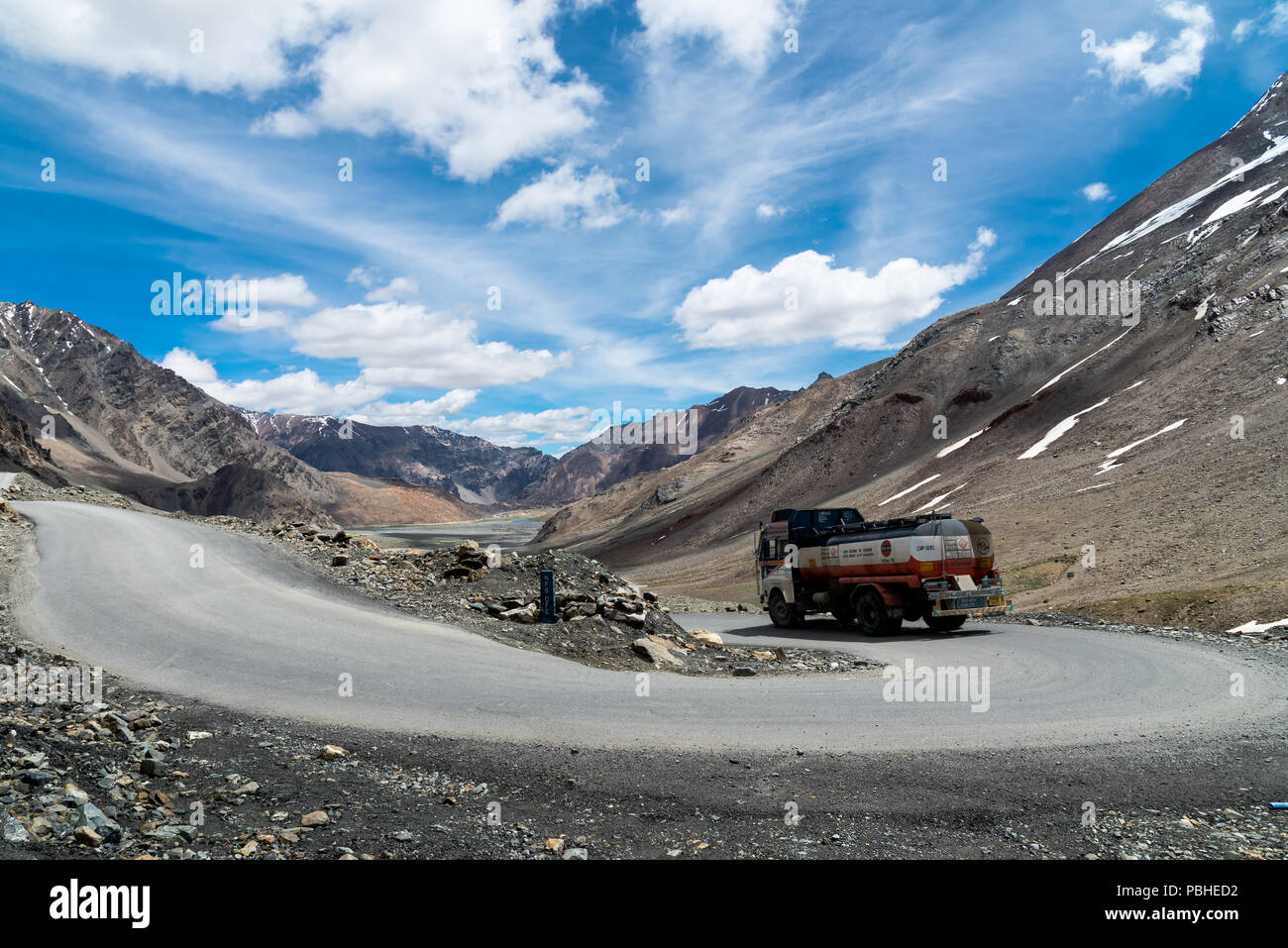 Straße durch den Himalaya von Manali nach Leh/Ladakh, Kaschmir, Indien 2018.der LKW fährt auf einer kurvenreichen Bergstraße. Stockfoto