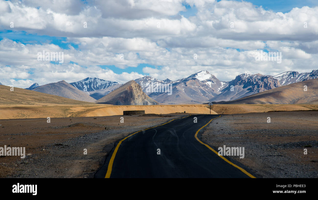 Schöne himalaya-Ansicht von ladakh Region (Manali - Leh Road), Ladakh, Kaschmir, Indien.Asphalt Straße, die in Richtung der Berggipfel Stockfoto