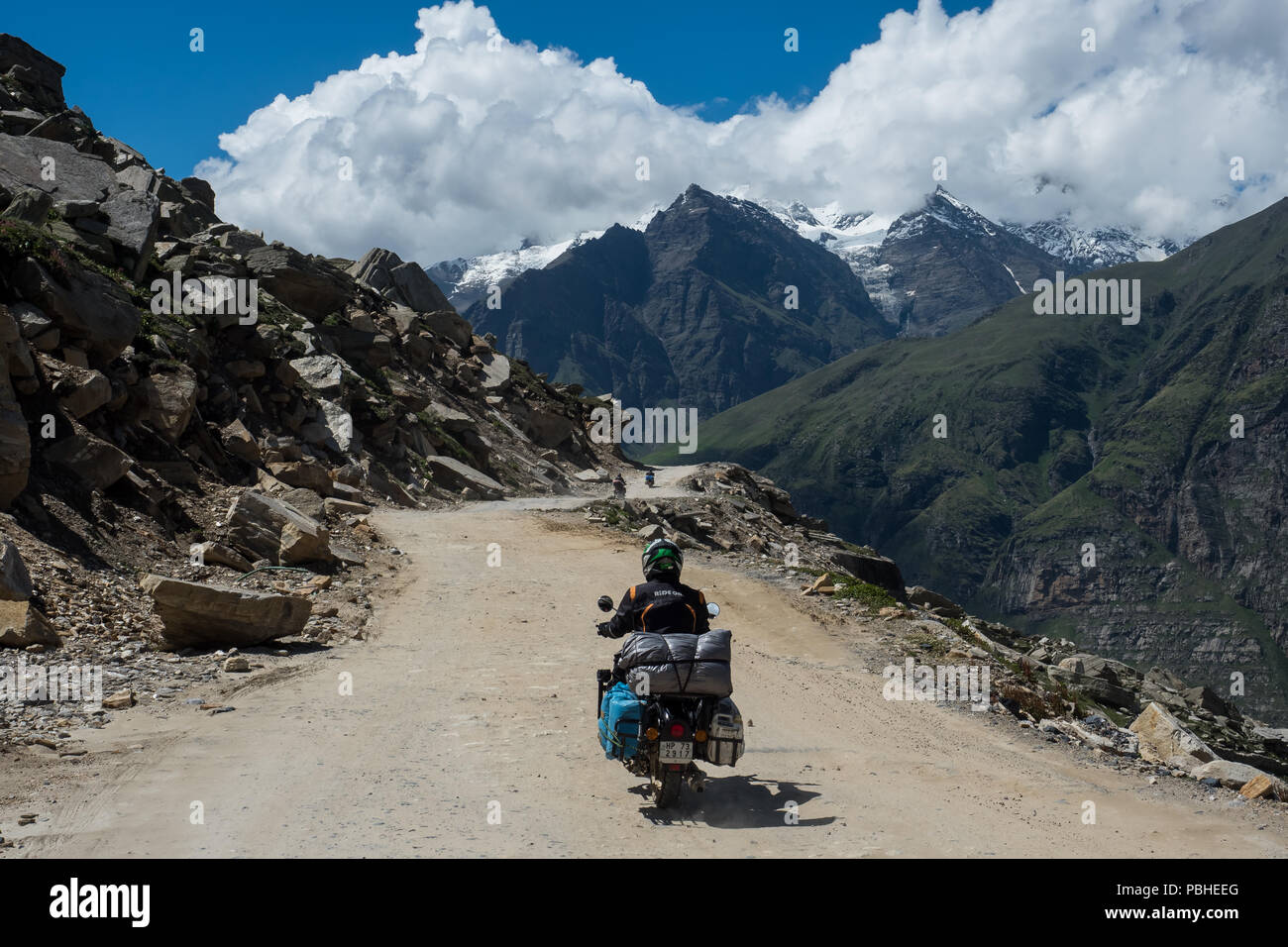 Weg durch den Himalaya von Manali nach Leh/Ladakh, Kaschmir, Indien 2018. Motorradfahrer und Pkw auf engen Straßen im Himalaya. Stockfoto