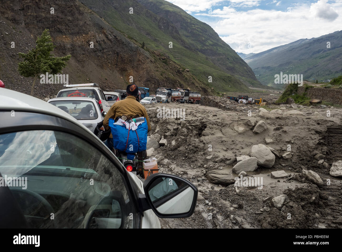 Weg durch den Himalaya von Manali nach Leh/Ladakh, Kaschmir, Indien 2018. Motorradfahrer und Pkw auf engen Straßen im Himalaya. Stockfoto