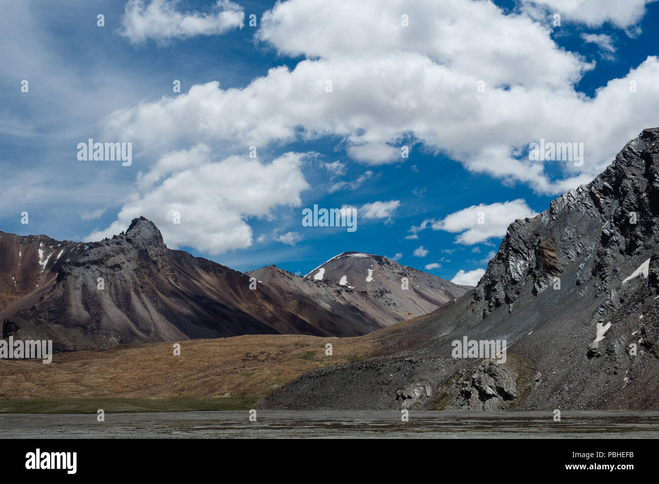 Schöne himalaya-Ansicht von ladakh Region (Manali - Leh Road), Ladakh, Kaschmir, Indien.Berglandschaft mit einem blauen Himmel Stockfoto