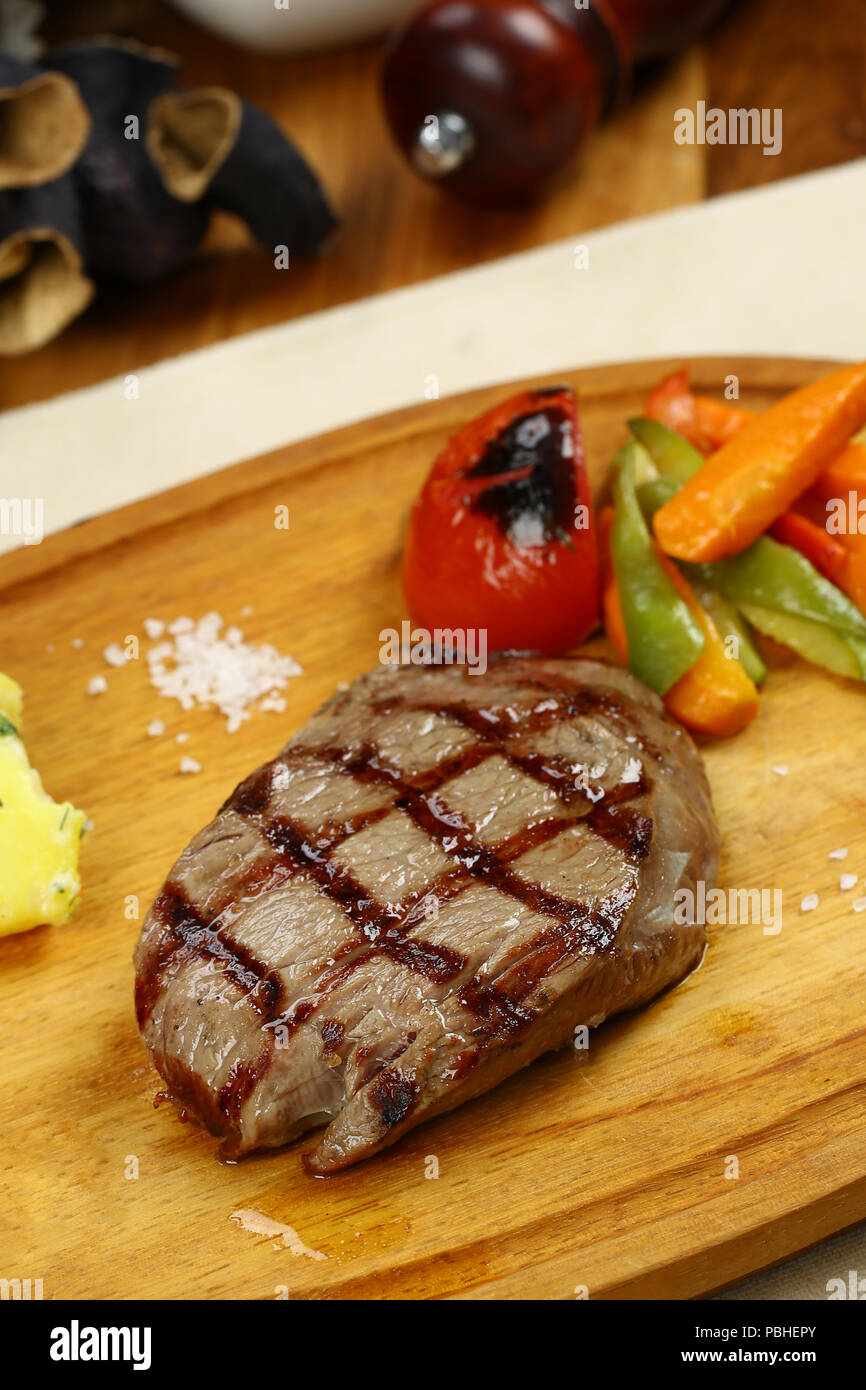 Rib Eye Steaks auf dem Grill zubereitet Stockfoto