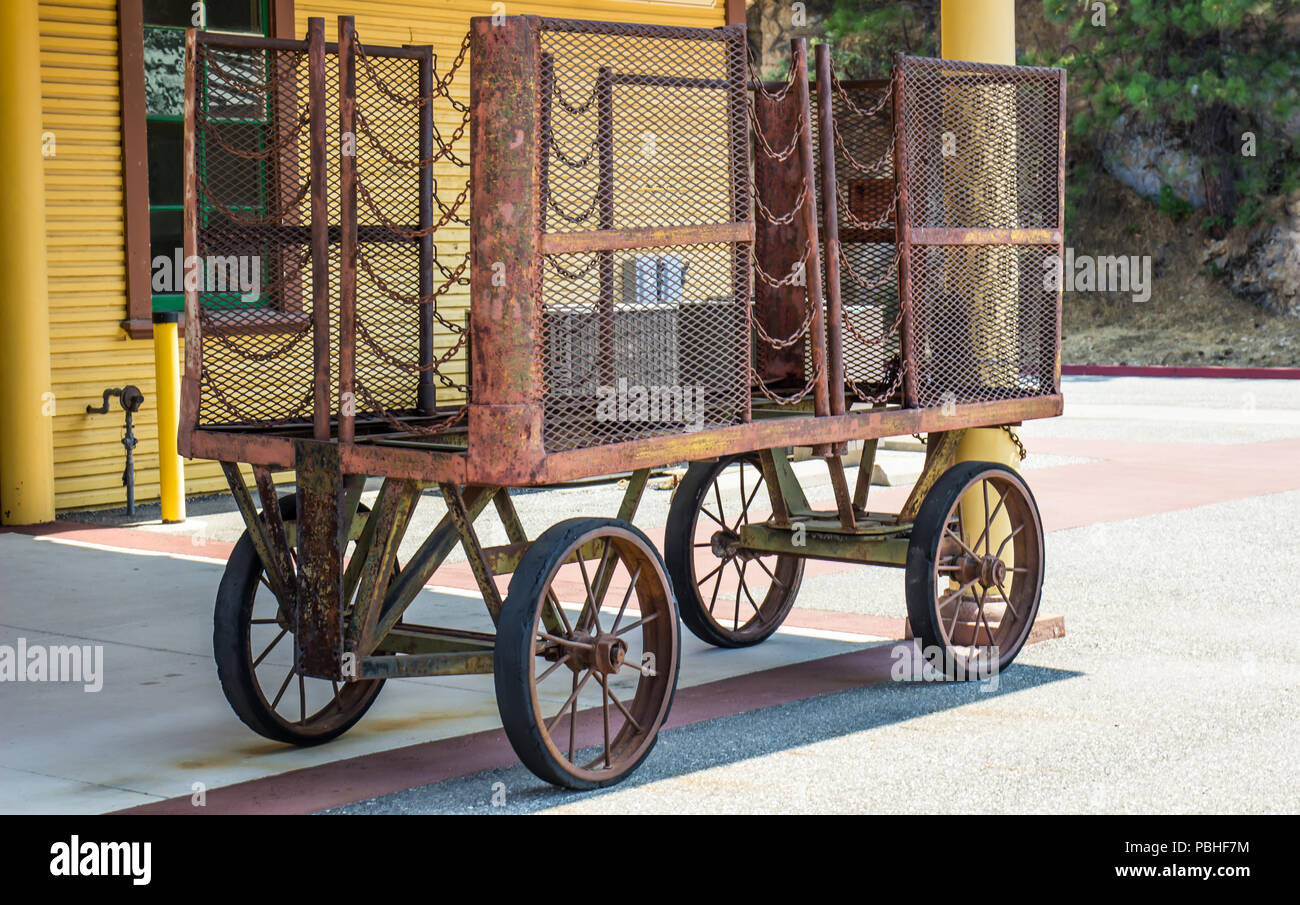 Vintage Gepäckwagen am kleinen Bahnhof Stockfoto