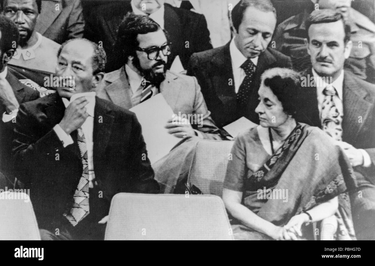 16. August 1976. Colombo, Sri Lanka. Der ägyptische Präsident Anwar Sadat, der Syrische Präsident Hafez al-Assad und indischen Premier Indira Gandhi, bei der Eröffnung der 5. Gipfeltreffen der Blockfreien Staaten. Stockfoto