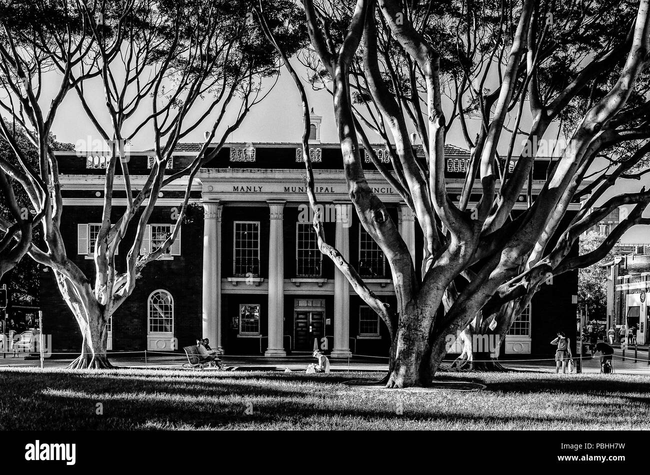 Vorderansicht des manly Gemeinderat Haus. Schwarz und Weiß. Australien Stockfoto