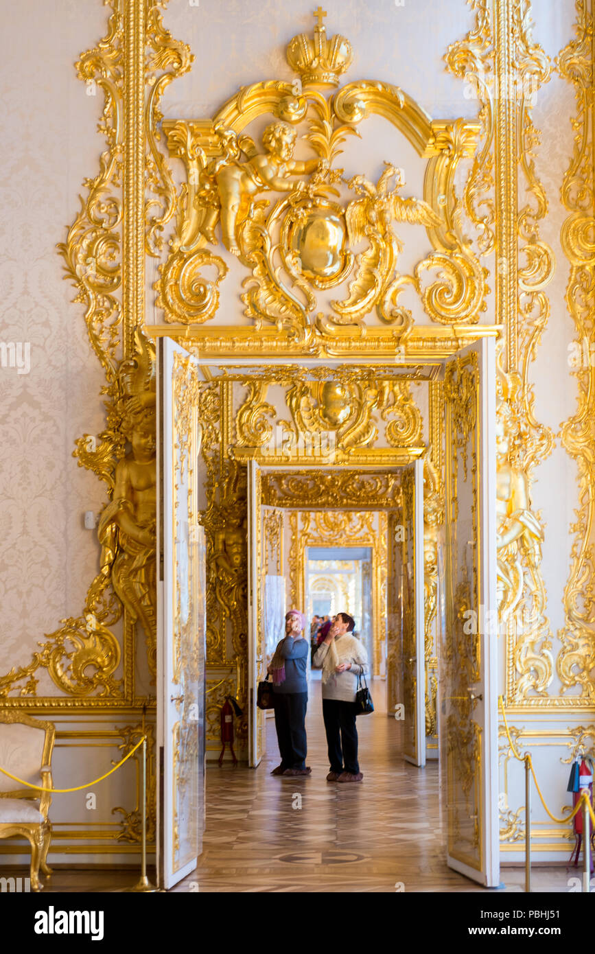 Puschkin, Russland - 25.Oktober 2012: Bernsteinzimmer der Catherine Palace, Rokokobauten in Zarskoje Selo, Russland. Es war die Residenz der russischen Zaren Stockfoto