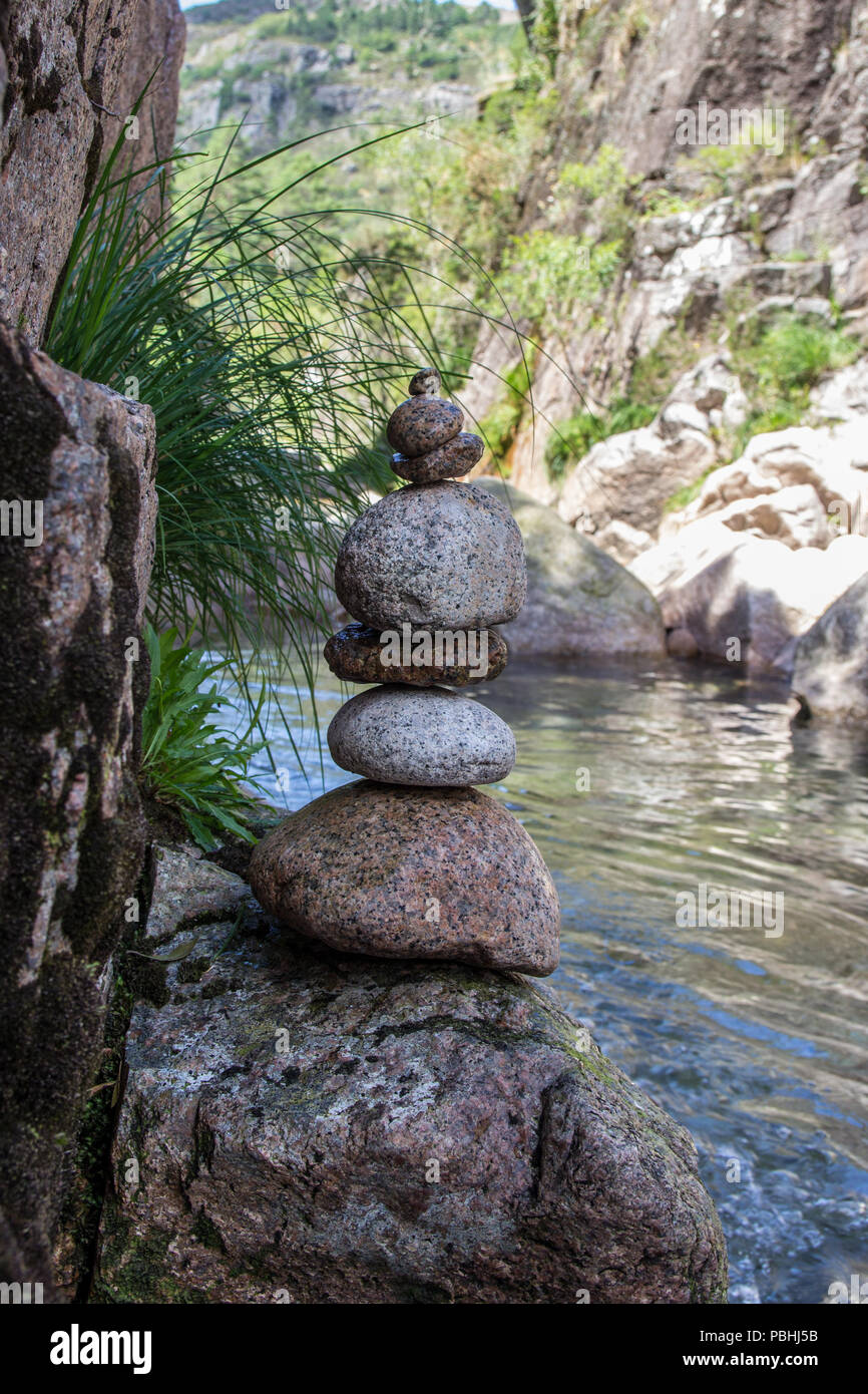 Haufen von Steinen in der Nähe des sauberen und frischen Wasser der Berg Stockfoto